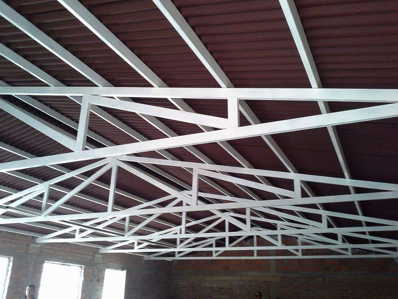 Construcción de una estructura metálica para un techo