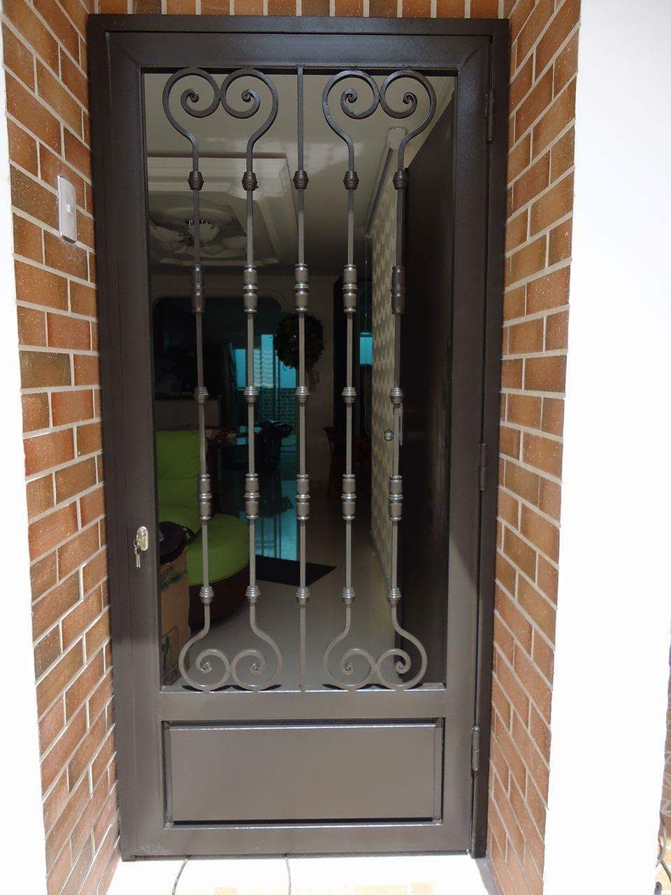 Puerta con Reja Integrada