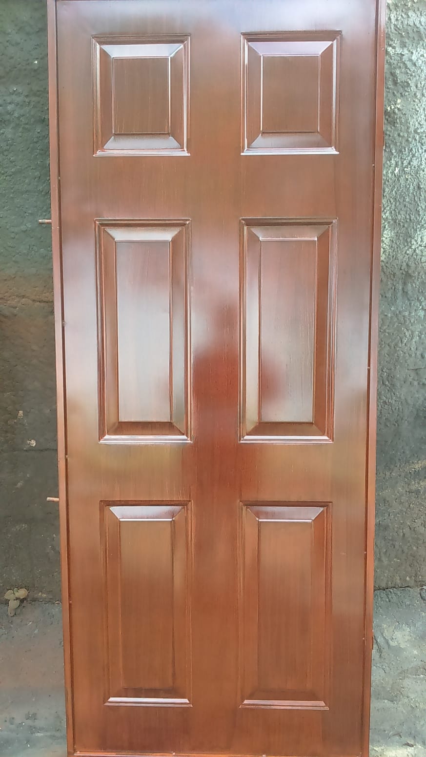 Puerta de estilo colonial en madera y metal