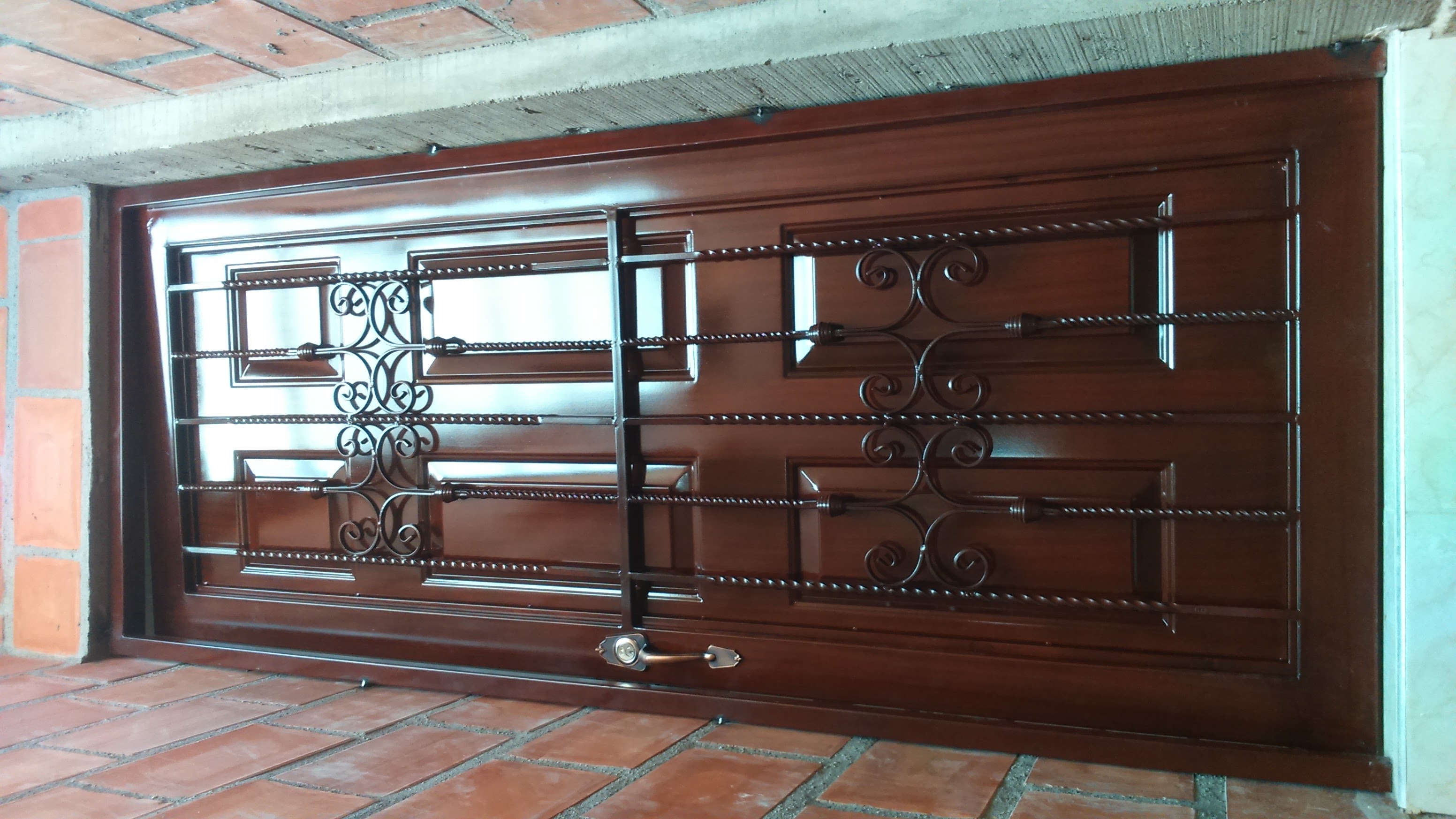 Puerta de reja principal con diseño personalizado