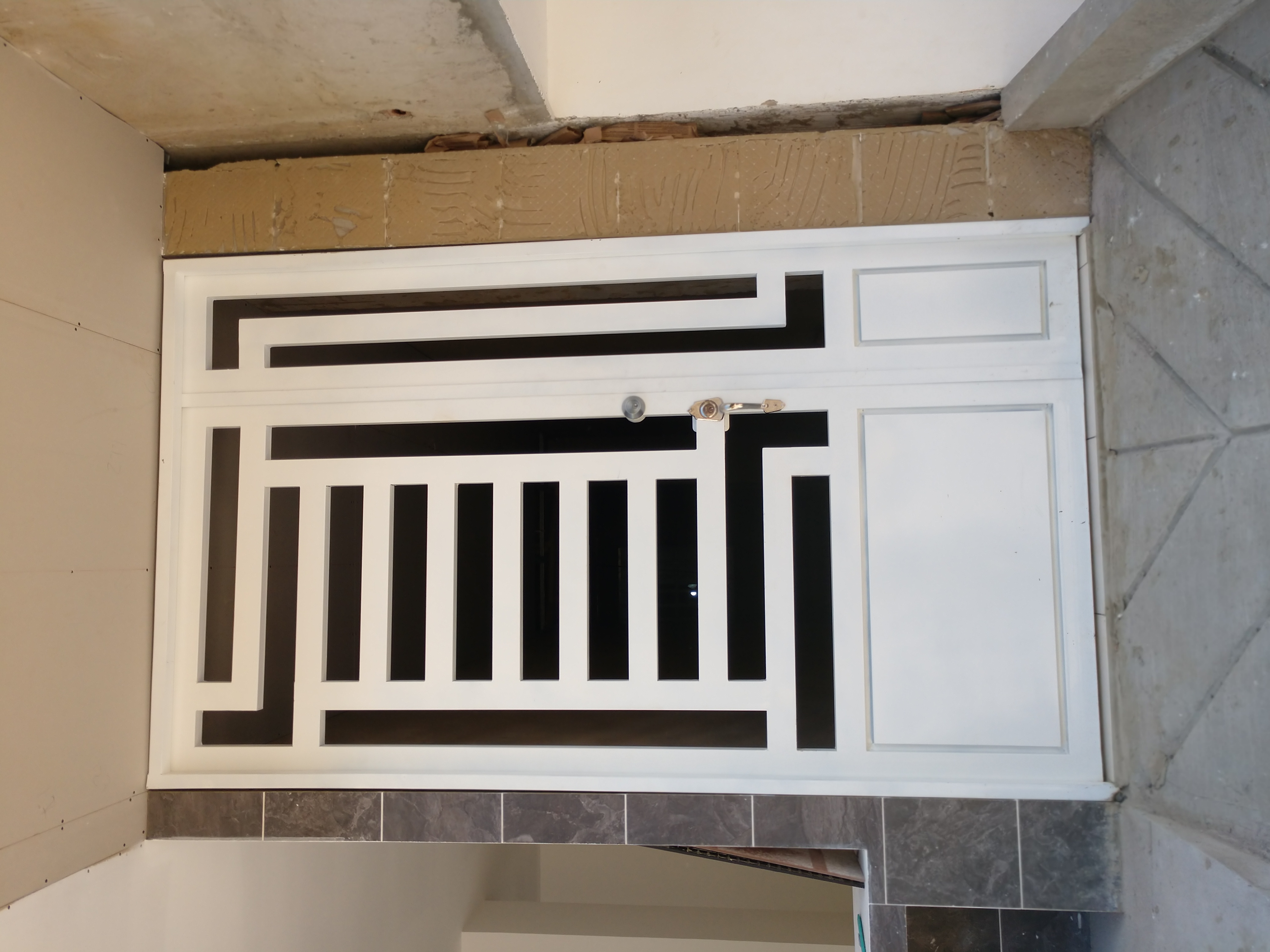 Puerta principal con reja de seguridad integrada