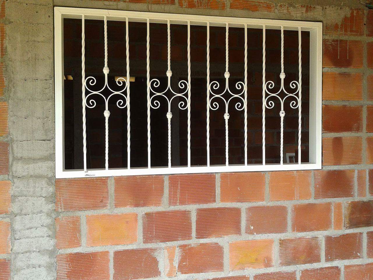 Reja de seguridad para ventana con diseño ornamental