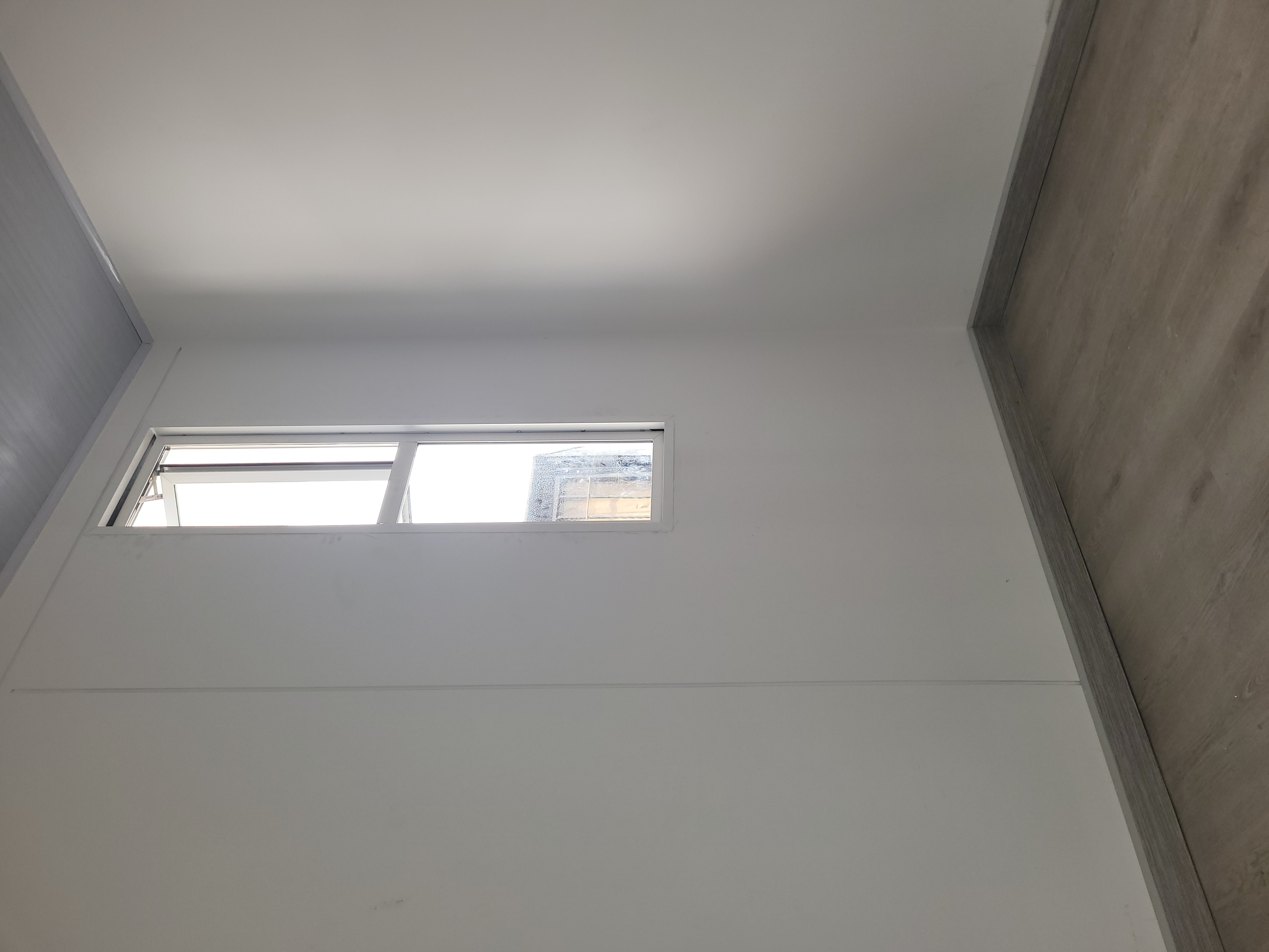 Interior de una Tiny House con cocina y sala de estar